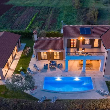 Mit Privatpool Fuer 10 Personen Ca 310 Qm In Barban, Istrien Bucht Von Rasa